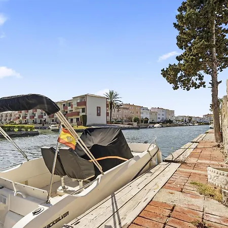 Holiday home Welcs Casa 050 Emp Con Piscina Y Vistas Al Canal Empuriabrava